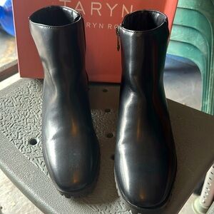 Tarynn Rose Emmy black size 7 memory foam ankle bootie